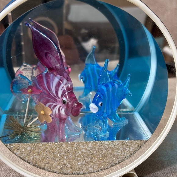 Vintage Hand Blown Glass fishes in Retro Decor tank - Picture 2 of 6